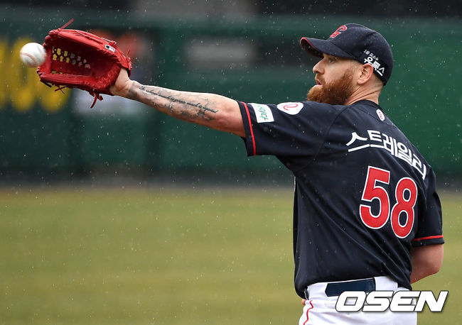 27일 대전 한화생명이글스파크에서 ‘2021 KBO리그’ 한화 이글스와 롯데 자이언츠의 시범경기가 열렸다.2회말 롯데 선발 스트레일리가 포수에게 공을 건네받고 있다. / dreamer@osen.co.kr