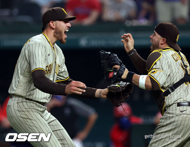 [사진]샌디에이고의 조 머스그로브(왼쪽)가 10일(한국시간) 글로브 라이프 필드에서 벌어진 텍사스와의 경기에서 노히터 게임을 마무리한 뒤 환호성을 지르며 포수 빅터 카라티니와 허그하려 하고 있다.ⓒGettyimages(무단전재 및 재배포 금지)