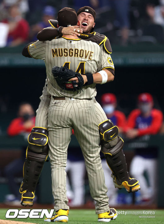 [사진] 10일(한국시간) 글로브 라이프 필드에서 열린 텍사스와의 경기에서 노히트노런을 기록한 조 머스그로브에 안겨 기쁨을 나누고 있는 포수 빅터 카라티니. ⓒGettyimages(무단전재 및 재배포 금지)