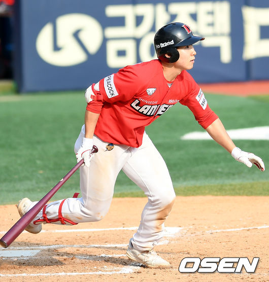 10일 오후 서울 잠실야구장에서 ‘2021 신한은행 SOL KBO 리그’ LG 트윈스와 SSG 랜더스의 경기가 열렸다.8회초 1사 2루 SSG 박성한이 달아나는 1타점 적시 2루타를 날리고 있다./ksl0919@osen.co.kr