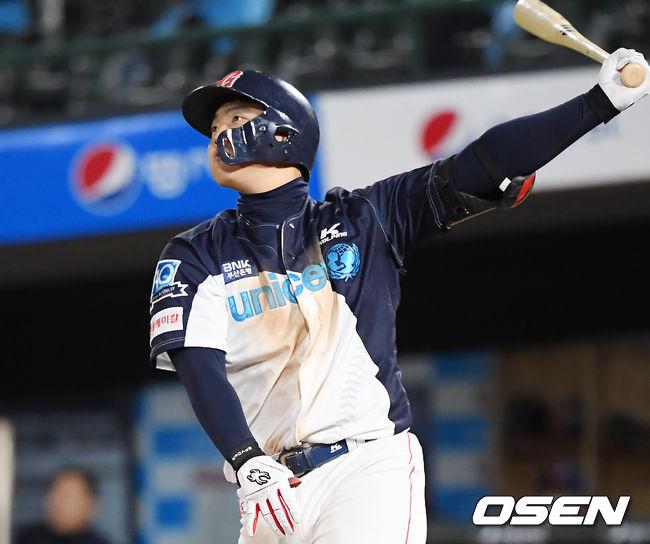7회말 1사 주자 만루 롯데 한동희가 좌월 만루 홈런을 날리고 있다./rumi@osen.co.kr