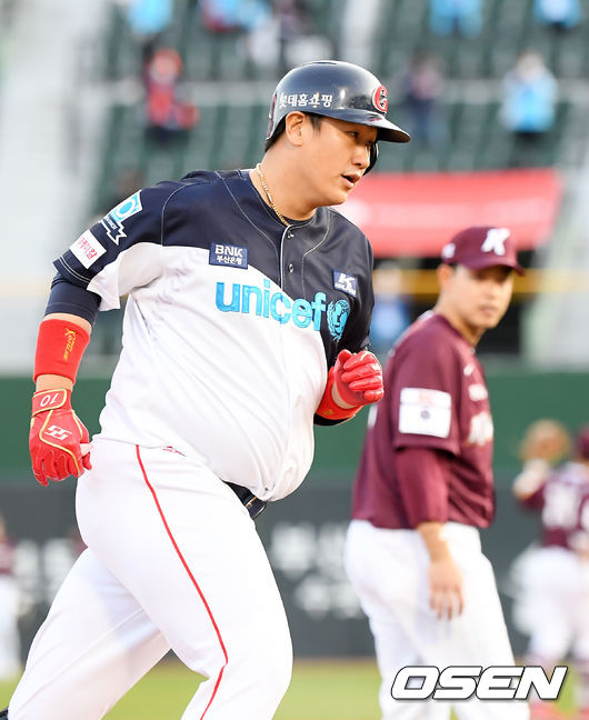 3회말 무사 주자 1루 롯데 이대호가 우월 투런 홈런을 날린 후 그라운드를 돌며 기뻐하고 있다./rumi@osen.co.kr
