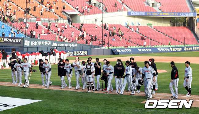 SSG 랜더스가 LG 트윈스를 꺾고 나란히 공동 선두가 됐다. SSG는 10일 서울 잠실구장에서 열린 2021시즌 KBO리그 LG와의 경기에서 4-3 한 점 차 승리를 거두며 전날 패배를 설욕했다.경기 종료 후 LG트윈스 선수들이 관중에게 인사를 하고 있다./ksl0919@osen.co.kr