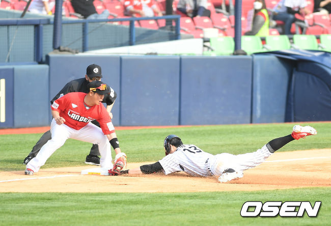 10일 오후 서울 잠실야구장에서 ‘2021 신한은행 SOL KBO 리그’ LG 트윈스와 SSG 랜더스의 경기가 열렸다.6회말 1사 2루 LG 김민성의 타석 때 2루 주자 이형종이 3루로 도루성공 하고 있다./ksl0919@osen.co.kr