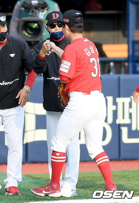 SSG 랜더스가 LG 트윈스를 꺾고 나란히 공동 선두가 됐다. SSG는 10일 서울 잠실구장에서 열린 2021시즌 KBO리그 LG와의 경기에서 4-3 한 점 차 승리를 거두며 전날 패배를 설욕했다.경기 종료 후 SSG 김원형 감독과 김상수가 하이파이브를 하고 있다./ksl0919@osen.co.kr