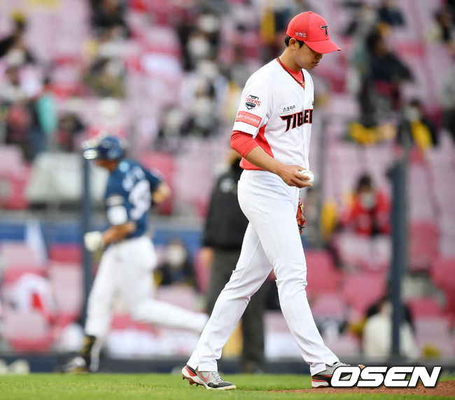 10일 광주-기아 챔피언스필드에서 ‘2021 신한은행 SOL KBO 리그’ KIA 타이거즈와 NC 다이노스의 경기가 열렸다. 4회초 1사 1루 KIA 임기영이 NC 이명기에게 투런 홈런을 때린 뒤 아쉬워하고 있다. /youngrae@osen.co.kr