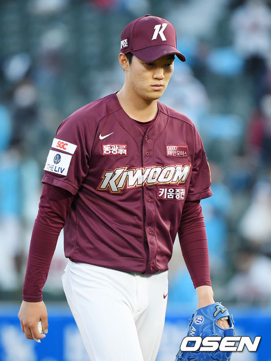 10일 오후 부산 사직야구장에서 ‘2021 신한은행 SOL KBO 리그’ 롯데 자이언츠와 키움 히어로즈의 경기가 열렸다.4회말을 마친 키움 선발 안우진이 고개를 떨구고 덕아웃으로 향하고 있다./rumi@osen.co.kr