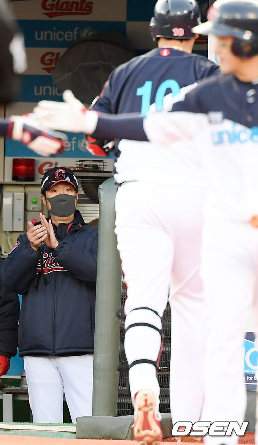 10일 오후 부산 사직야구장에서 ‘2021 신한은행 SOL KBO 리그’ 롯데 자이언츠와 키움 히어로즈의 경기가 열렸다.3회말 무사 주자 1루 롯데 이대호가 우월 투런 홈런을 날린 후 덕아웃에서 허문회 감독의 박수를 받고 있다./rumi@osen.co.kr