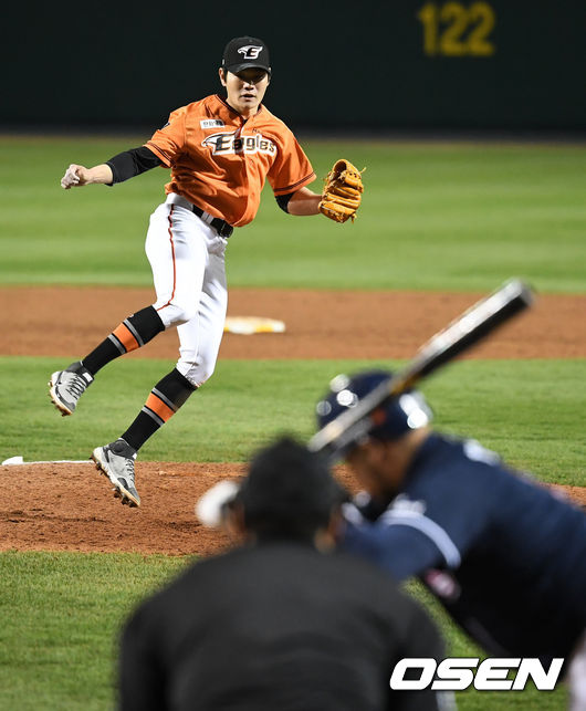 8회초 마운드에 오른 한화 강경학이 두산 페르난데스를 상대하고 있다. /jpnews@osen.co.kr