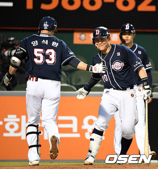 6회초 1사 1루에서 두산 양석환이 좌월 투런포  날리고 박세혁과 하이파이브를 하고 있다.  /jpnews@osen.co.kr