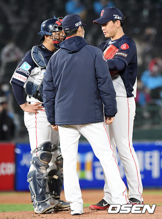 3회초 2사 주자 만루 키움 이정후 타석에서 롯데 선발 김진욱이 이용훈 코치와 얘기를 나누고 있다./rumi@osen.co.kr