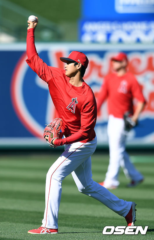 21일(한국시간) 미국 캘리포니아주 애너하임 에인절스타디움에서 열리는 '2018 메이저리그(MLB)' LA 에인절스와 샌프란시스코 자이언츠의 경기에 앞서 에인절스 오타니가 캐치볼을 하고 있다. / youngrae@osen.co.kr