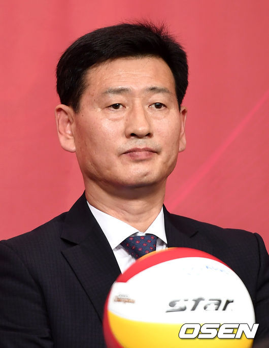 17일 오후 서울 강남구 리베라 호텔에서 ‘도드람 2019-2020 V-리그 여자부 미디어데이’가 열렸다.KGC인삼공사 서남원 감독이 취재진의 질문을 듣고 있다. /sunday@osen.co.kr