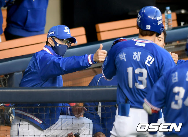 8일 오후 서울 잠실야구장에서 ‘2021 신한은행 SOL KBO 리그’ 두산 베어스와 삼성 라이온즈의 경기가 열렸다.1회말 2사 삼성 허삼영 감독이 선취 솔로 홈런을 날린 박해민에 엄지를 치켜들고 있다./ksl0919@osen.co.kr