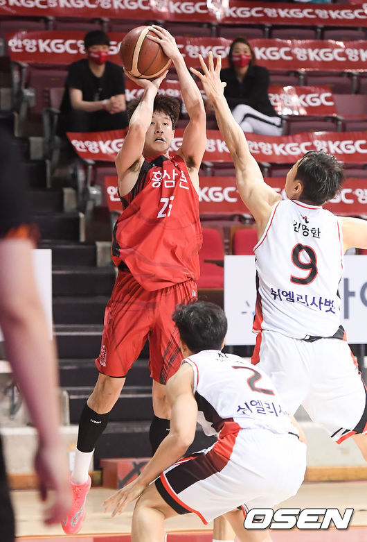 11일 오후 경기도 안양시 안양체육관에서 '2020-2021 현대모비스 프로농구' 6강 플레이오프 안양 KGC 인삼공사와 부산 KT의 경기가 진행됐다.2쿼터 KGC 전성현이 3점슛을 성공시키고 있다.  /  soul1014@osen.co.kr