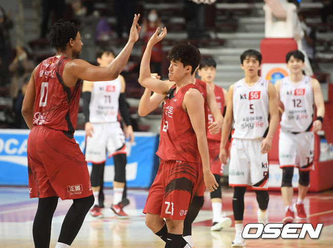 4쿼터 종료 3초를 남겨 놓고 KGC 전성현이 동점 3점슛을 넣고 기뻐하고 있다. / soul1014@osen.co.kr