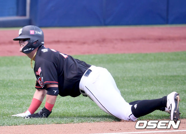 30일 오후 대구삼성라이온즈파크에서 ‘2020 신한은행 SOL KBO 리그’ 삼성 라이온즈와 KT 위즈의 경기가 열렸다.3회초 1사 1루 KT 황재균의 안타 때 1루 주자 배정대가 홈으로 내달리던 중 넘어지고 있다./ksl0919@osen.co.kr
