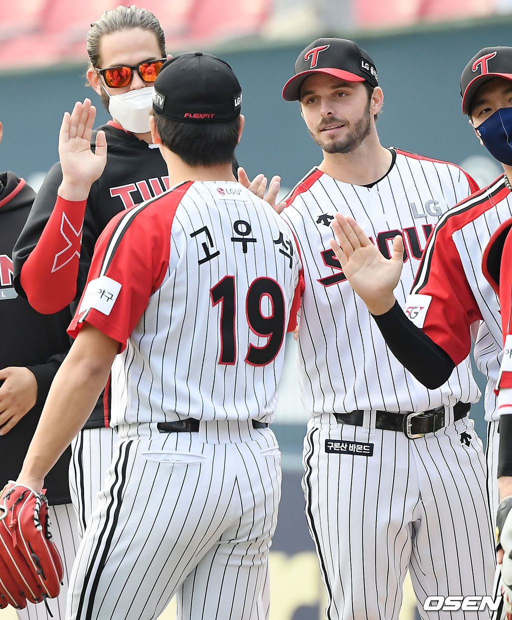 경기를 마치고 LG 수아레즈가 고우석과 하이파이브를 하고 있다./rumi@osen.co.kr