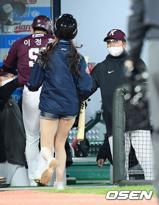 3회초 2사 주자 2루 키움 박병호의 우익수 왼쪽 1타점 적시타때 홈을 밟은 이정후가 덕아웃에서 홍원기 감독과 하이파이브를 하고 있다./rumi@osen.co.kr