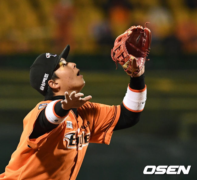 8회초 2사 1루에서 한화 노시환이 두산 박건우의 3루 플라이 타구를 처리하고 있다.  /jpnews@osen.co.kr