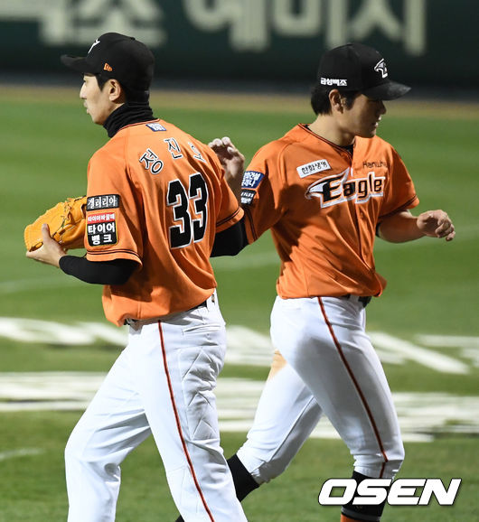9회초 한화 정진호가 강경학에 이어 마운드에 오르고 있다. /jpnews@osen.co.kr