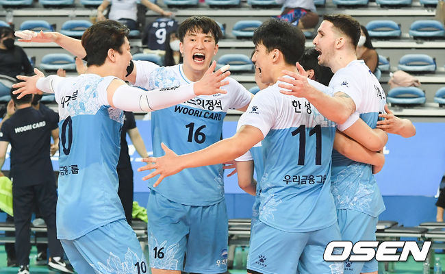 우리카드의 상승세가 챔피언결정전에서도 이어졌다. 우리카드 위비가 11일 인천 계양체육관에서 열린 도드람 2020-2021 V리그 남자부 챔피언결정전 1차전에서 대한항공 점보스를 3-0(28-26, 25-22, 25-23)으로 제압했다.경기종료 후 우리카드 선수들이 승리의 기쁨을 나누고 있다. / soul1014@osen.co.kr