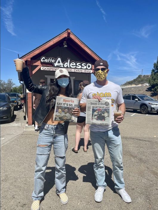 [사진] 머스그로브 가족이 운영하는 카페 아데쏘에서 인증샷을 찍고 있는 팬들. /Celine Deion Sanders 트위터 캡쳐