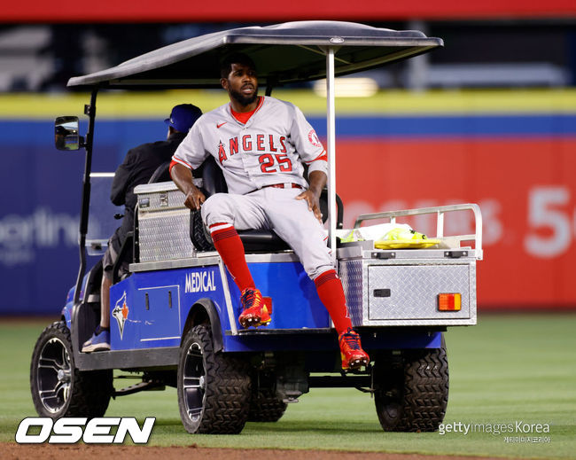 [사진]지난 10일(한국시간) 토론토와의 경기에서 왼쪽 무릎을 다쳐 구급 카트를 타고 그라운드에서 나가고 있다. LA 에인절스의 덱스터 파울러.  ⓒGettyimages(무단전재 및 재배포 금지)