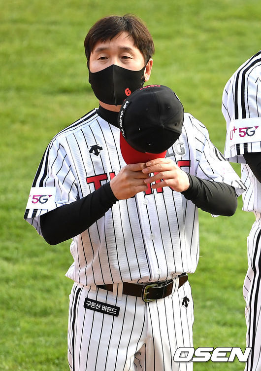 경기 시작을 앞두고 열린 LG 홈 개막전 행사, LG 류지현 감독이 팬들에게 인사하고 있다. / dreamer@osen.co.kr