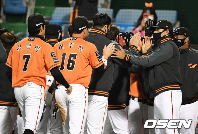 경기를 마치고 한화 수베로 감독과 선수들이 승리 하이파이브를 하고 있다. /jpnews@osen.co.kr