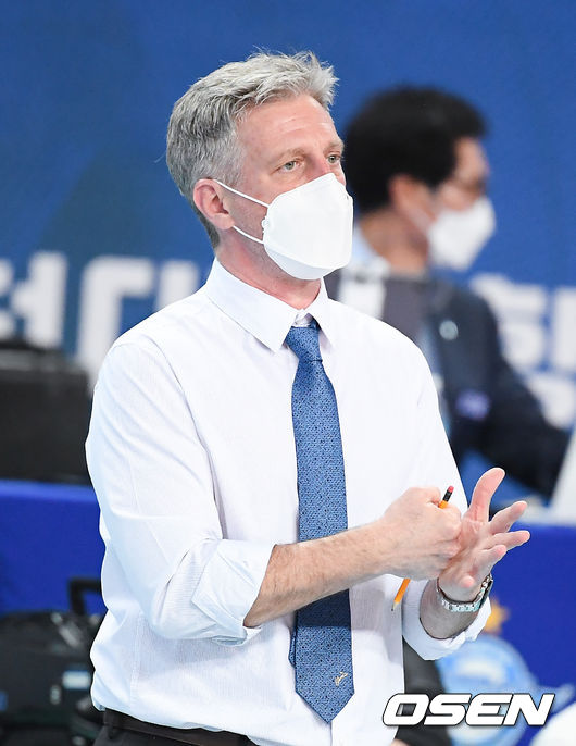 2세트 대한항공 산틸리 감독이 작전 지시를 하고 있다.   / soul1014@osen.co.kr
