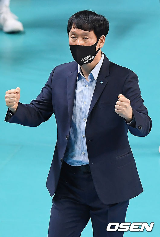 1세트 우리카드 신영철 감독이 블로킹 득점에 기뻐하고 있다. /youngrae@osen.co.kr 