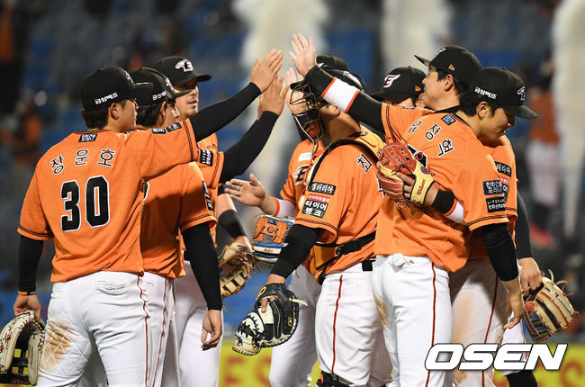 경기를 마치고 한화 선수들이 승리 하이파이브를 하고 있다. /jpnews@osen.co.kr
