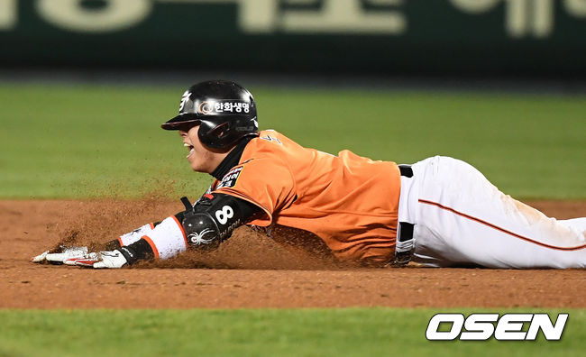 5회말 2사에서 한화 노시환이 2루타를 날리고 슬라이딩을 하고 있다. /jpnews@osen.co.kr