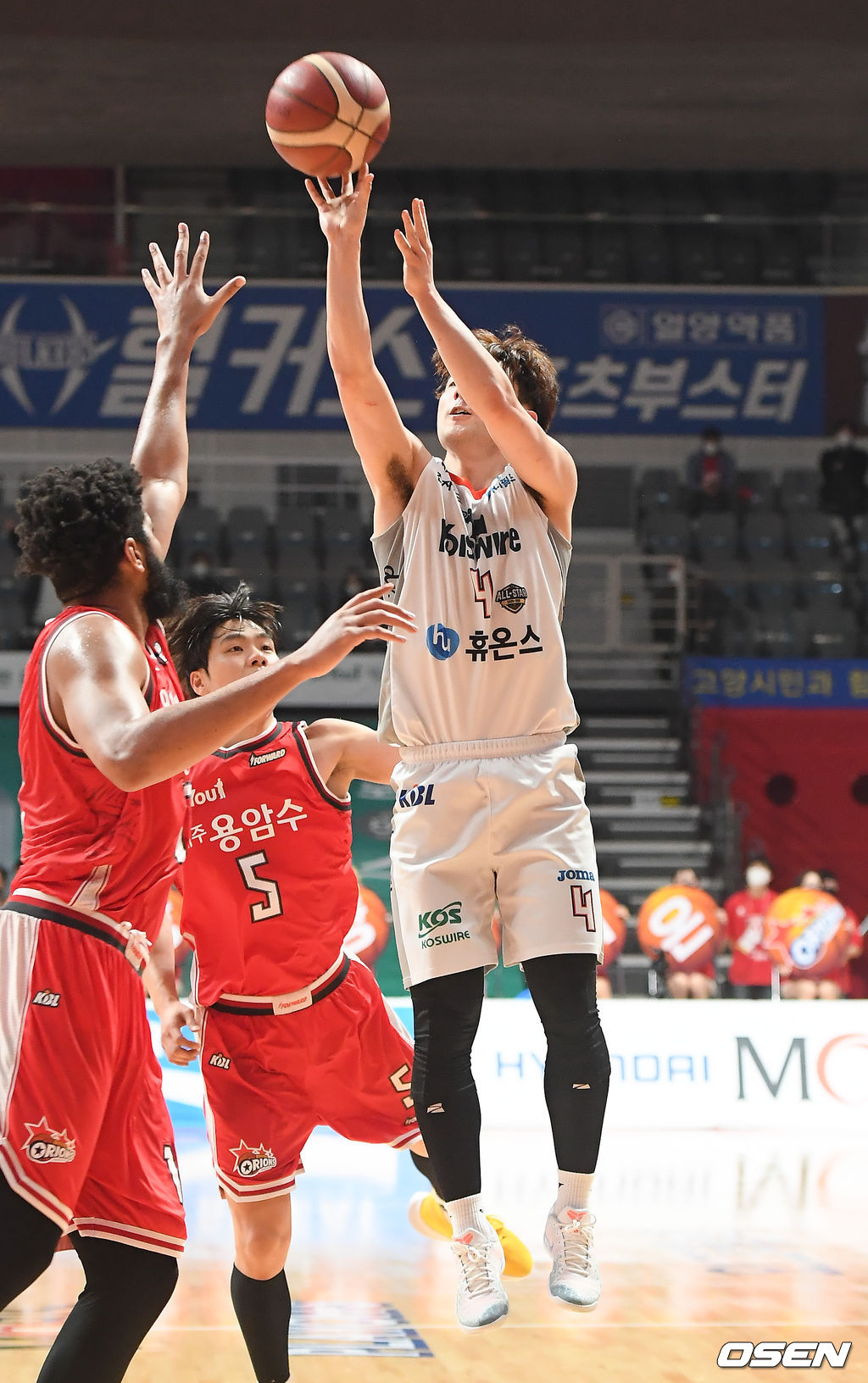 12일 오후 경기도 고양시 일산서구 대화동 고양체육관에서 '2020-2021 현대모비스 프로농구' 6강 플레이오프 2차전 고양 오리온과 인천 전자랜드의 경기가 진행됐다.2쿼터 전자랜드 김낙현이 동점 3점슛을 성공시키고 있다.   / soul1014@osen.co.kr