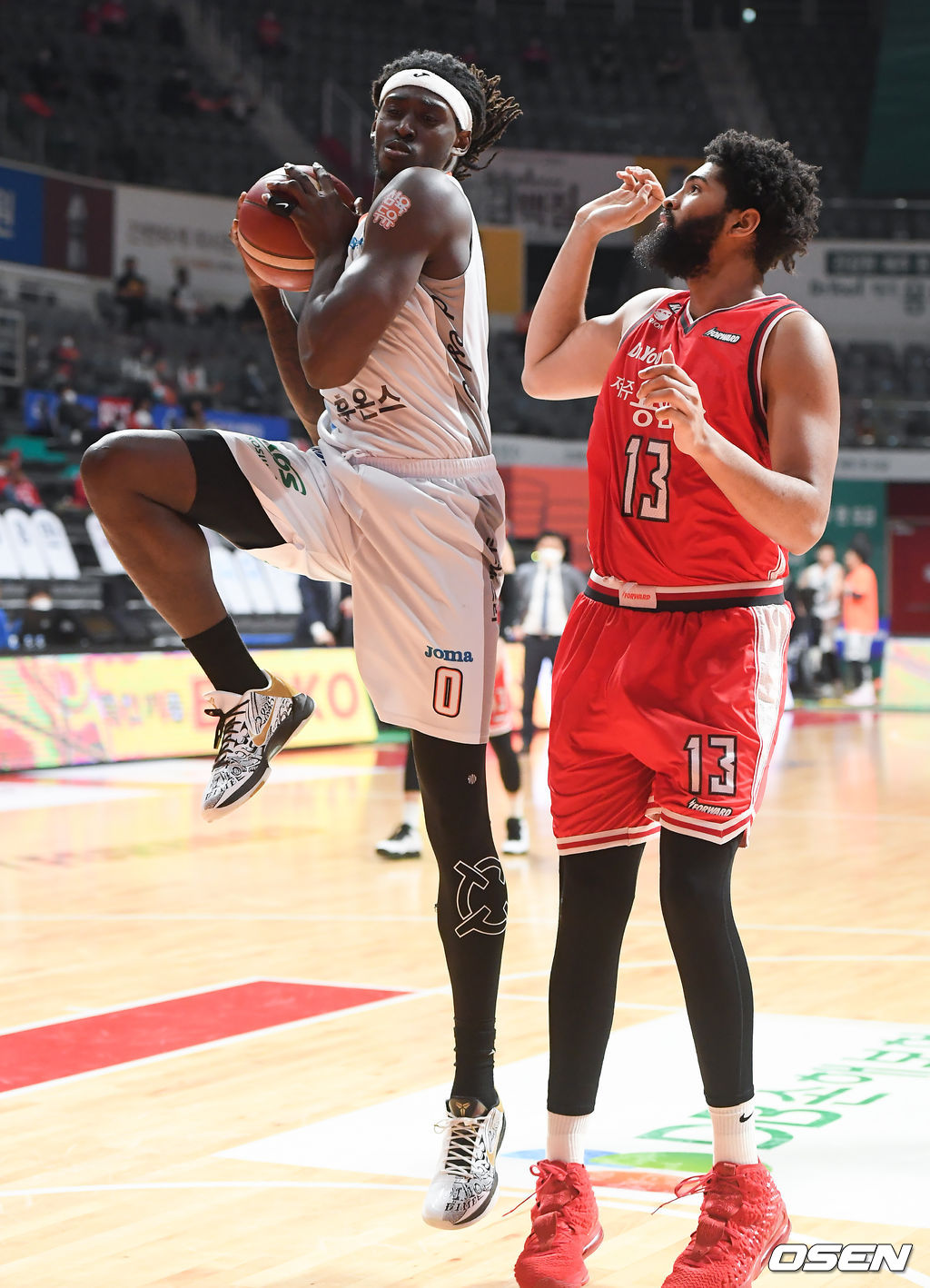 3쿼터 전자랜드 모트리가 리바운드를 하고 있다. / soul1014@osen.co.kr