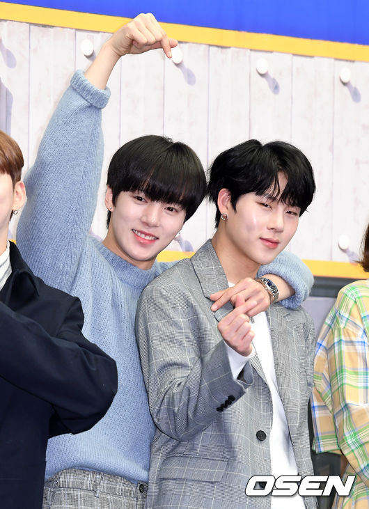 몬스타엑스 민혁과 주헌이 포토타임을 갖고 있다./sunday@osen.co.kr
