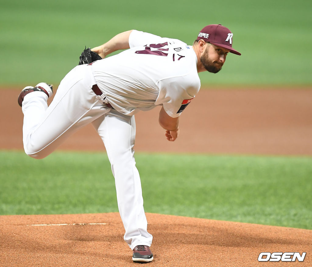 키움 스미스가 역투하고 있다. /youngrae@osen.co.kr