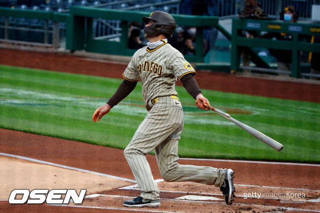 [사진] 샌디에이고의 윌 마이어스가 13일(한국시간) 벌어진 피츠버그와의 경기 1회서 좌익수 앞 적시타를 날리고 있다. 배트가 부러진 것이 보인다. ⓒGettyimages(무단전재 및 재배포 금지)