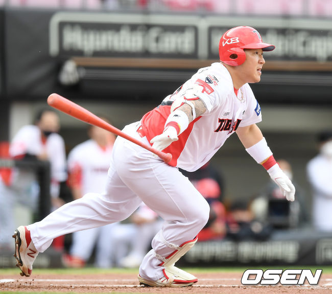 1회말 1사 1,2루 KIA 최형우가 적시타를 때려내고 있다. /youngrae@osen.co.kr