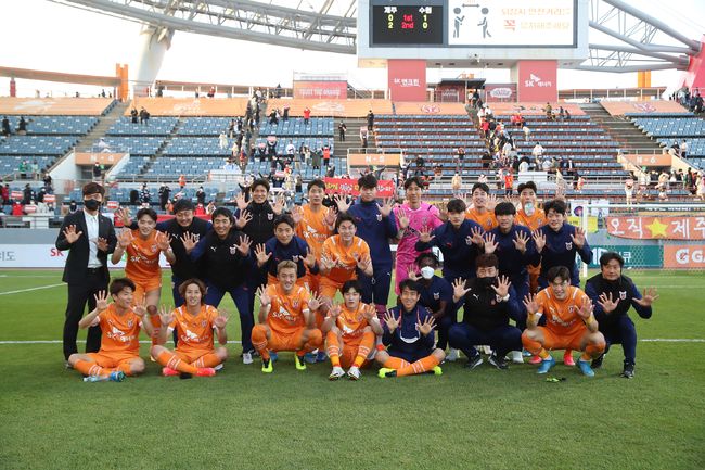 제주월드컵경기장/ K리그1/ 제주유나이티드 vs 수원삼성블루윙즈/ 경기종료/ 제주 승리/ 제주 단체/ 기념촬영/ 남기일 감독 100승 기념/ 사진 윤경식