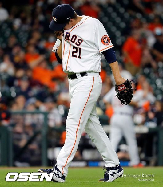 [사진] 휴스턴의 잭 그레인키가 13일(한국시간) 미닛 메이드 파크에서 열린 디트로이트와의 경기 5회서 강판당한 뒤 덕아웃으로 향하고 있다. ⓒGettyimages(무단전재 및 재배포 금지)