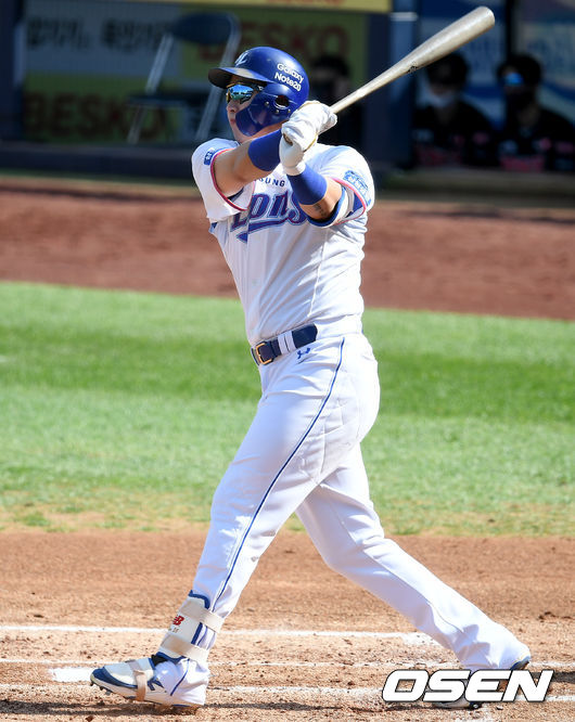1일 오후 대구삼성라이온즈파크에서 ‘2020 신한은행 SOL KBO 리그’ 삼성 라이온즈와 KT 위즈의 경기가 열렸다.2회말 무사 삼성 김동엽이 동점 솔로 홈런을 날리고 있다./ksl0919@osen.co.kr