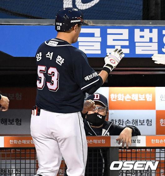 6회초 1사 1루에서 두산 양석환이 좌월 투런포  날리고 김태형 감독과 기뻐하고 있다.  /jpnews@osen.co.kr