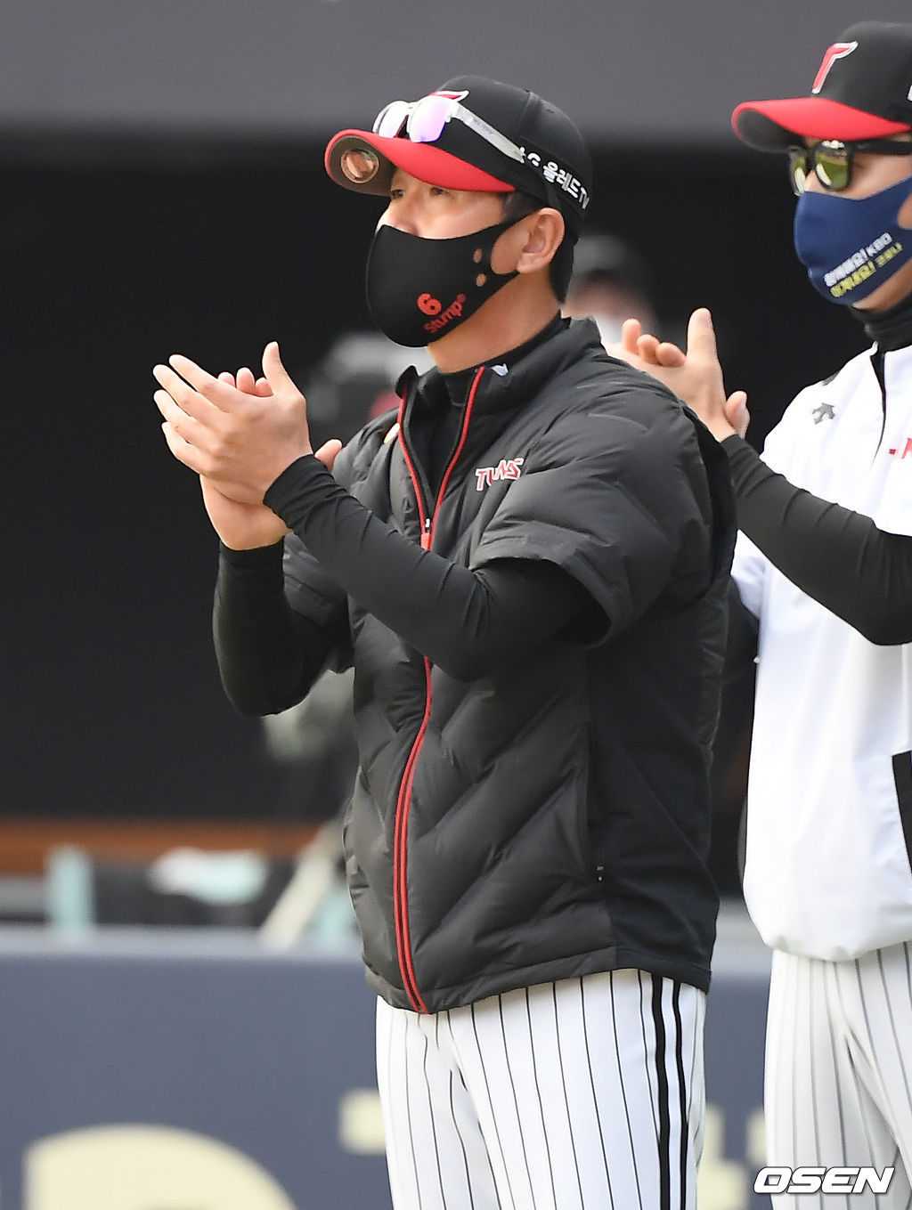 경기를 마치고 LG 류지현 감독이 선수들에게 박수를 보내고 있다./rumi@osen.co.kr
