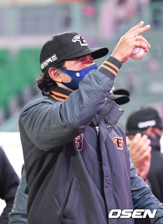경기종료 후 한화 수베로 감독이 팬들에게 인사를 하고 있다 / soul1014@osen.co.kr