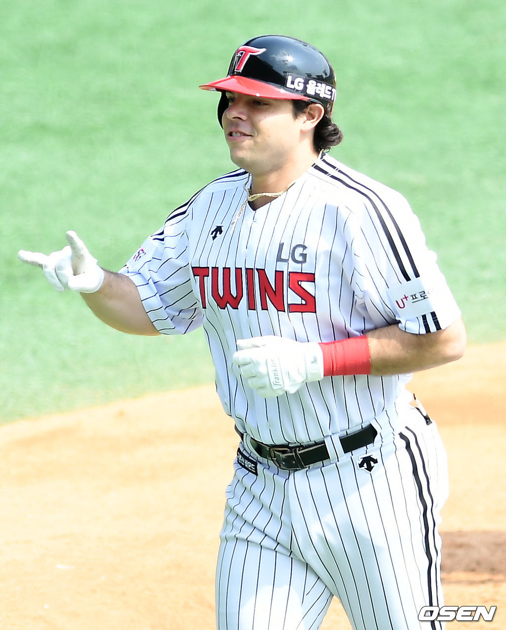 LG 라모스가 선취 솔로 홈런을 날린 뒤 그라운드를 돌며 세레모니를 하고 있다./ksl0919@osen.co.kr