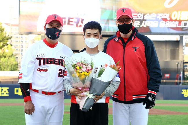 맷 윌리엄스 감독과 주장 나지완이 함께 포즈를 취하고 있다./KIA 타이거즈 제공