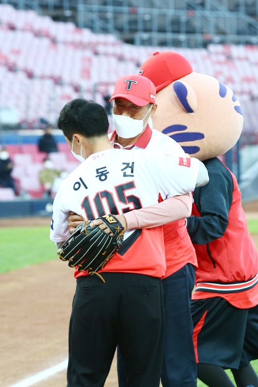 13일 송별식에서 시구에 나선 아버지 이시형씨가 아들 동건을 껴안고 있다./KIA 타이거즈 제공