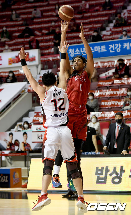 13일 오후 경기도 안양시 비산동 안양실내체육관에서 ‘2020~2021 현대모비스 프로농구’ 안양 KGC와 부산 KT의 6강 플레이오프 2차전 경기가 열렸다. 2쿼터 KGC 제러드 설린저가 점프슛을 하고 있다./ksl0919@osen.co.kr 